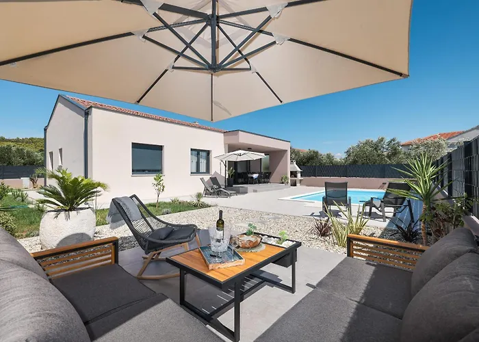 Mindula Zadarvillas Сукошан